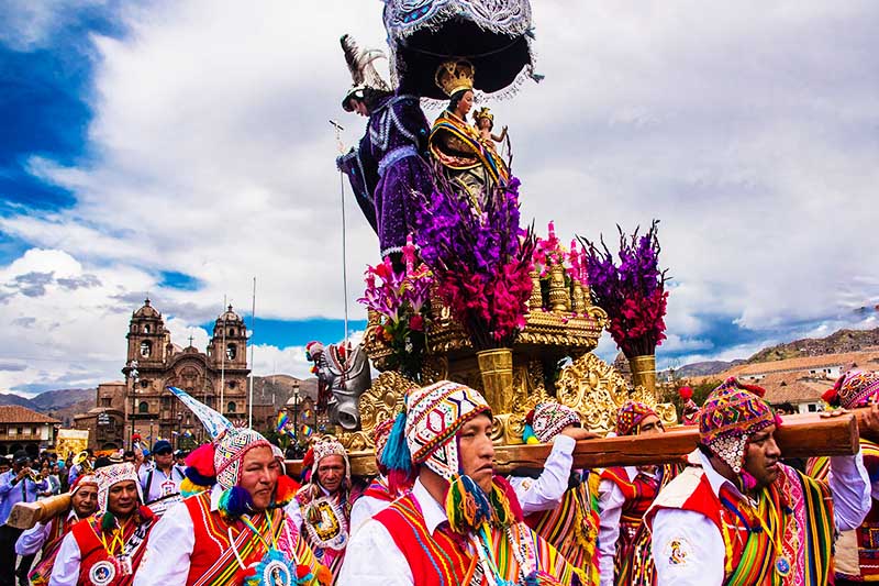 Personnes à Corpus Christi portant une vierge