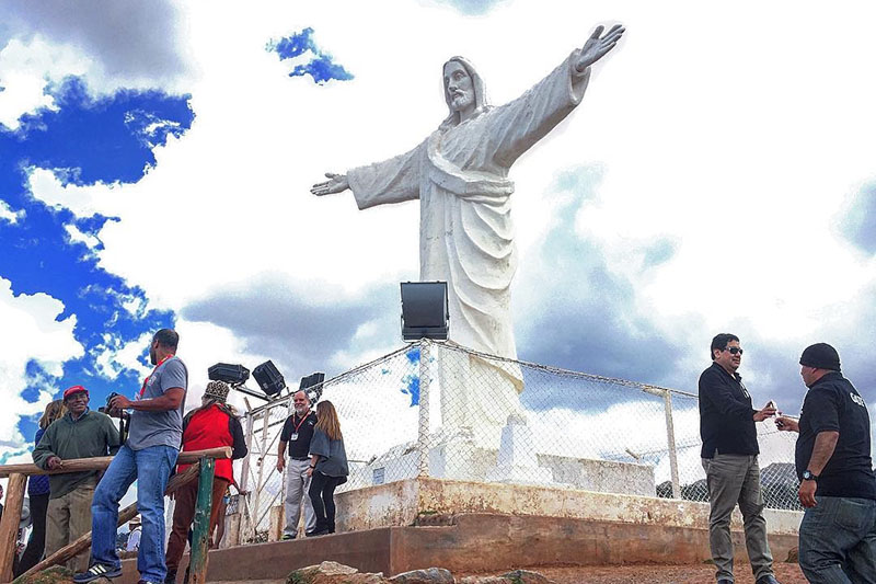 Turistas junto al Cristo Blanco en el Cusco