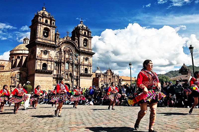 Donne che presentano danze pitiche nella piazza principale di Cusco