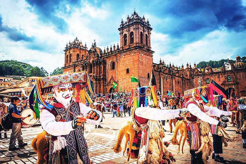 Tänzer feiern beim Cusco Plaza de Armas Festival