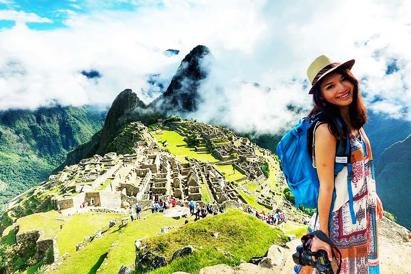 Turista de la Comunidad Andina en Machu Picchu