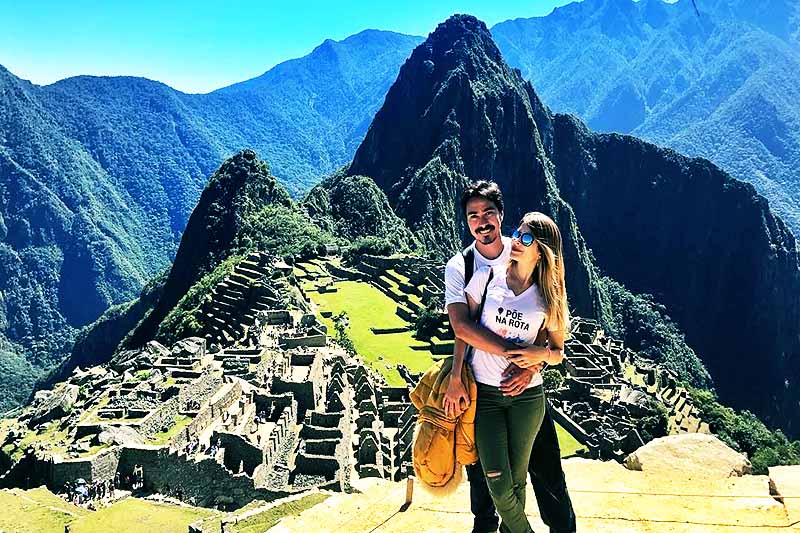 Pareja de esposos passando pela lua de mel em Machu Picchu