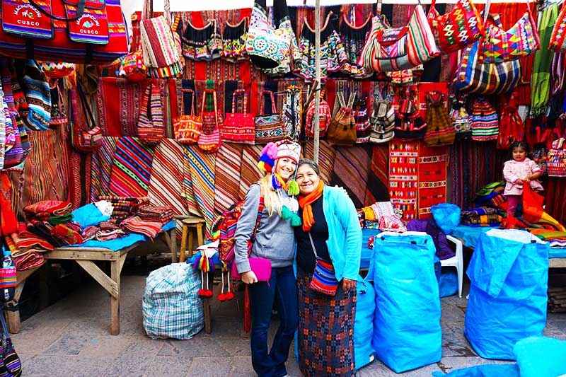 Turista en el pintoresco mercado de Pisac