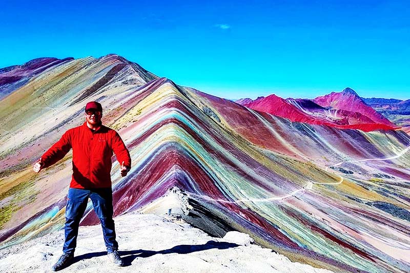 Touriste dans la montagne des 7 couleurs