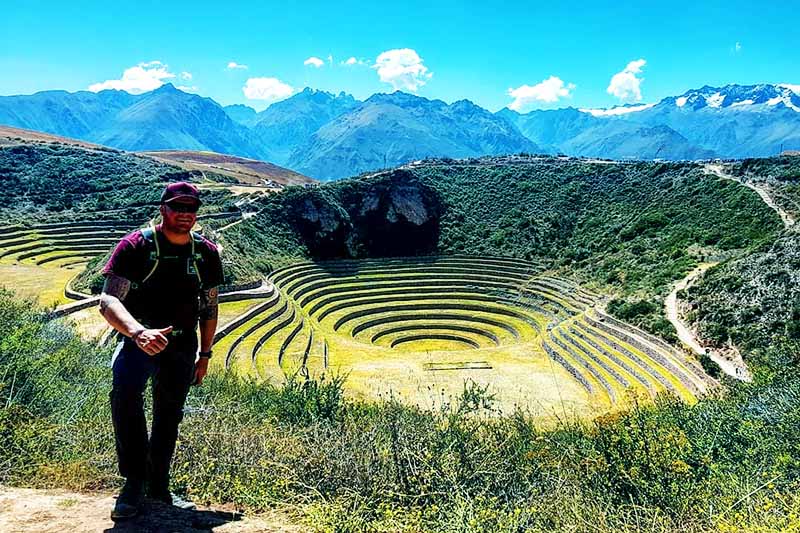 Turista en los laboratorios agricolas de Moray