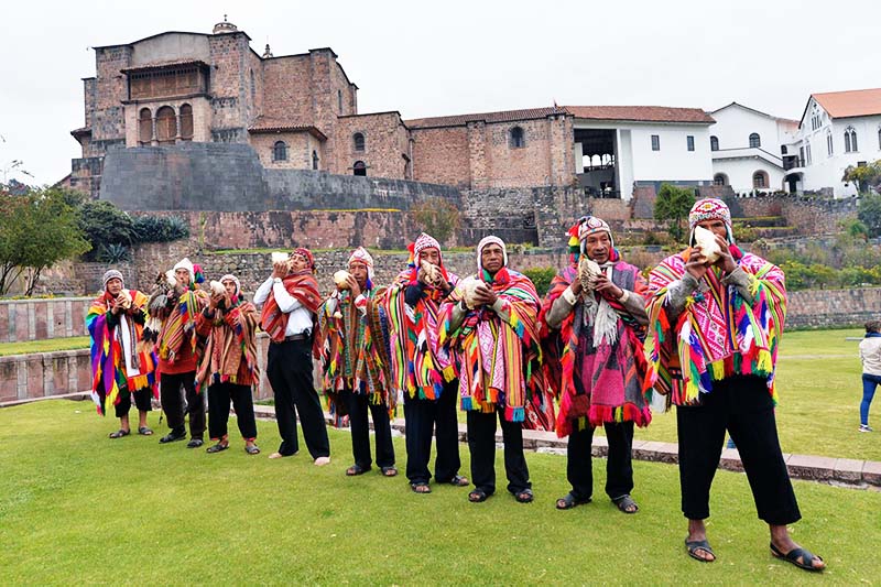 Pessoas dando as boas-vindas ao ano novo andino no templo do Koricancha