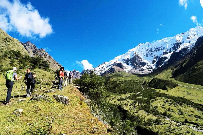 Turista trekking pela montanha Salkantay