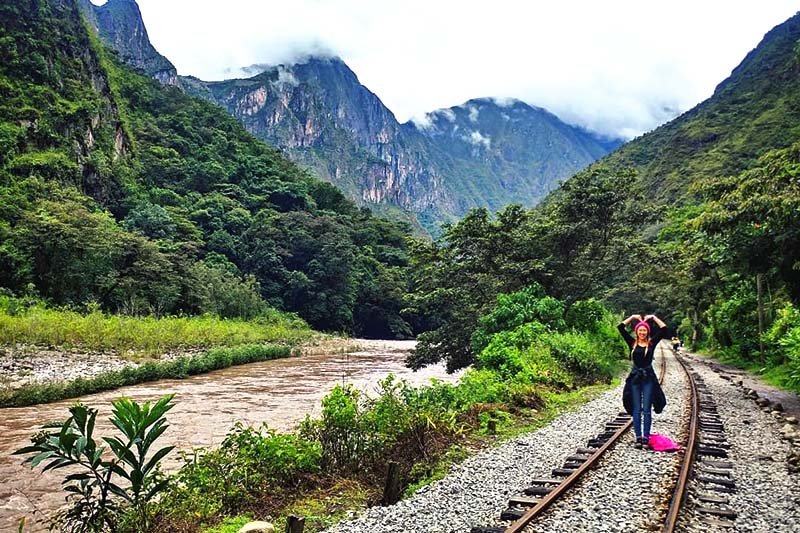 Turista recorriendo la ruta Hidroeléctrica Aguas Caliente