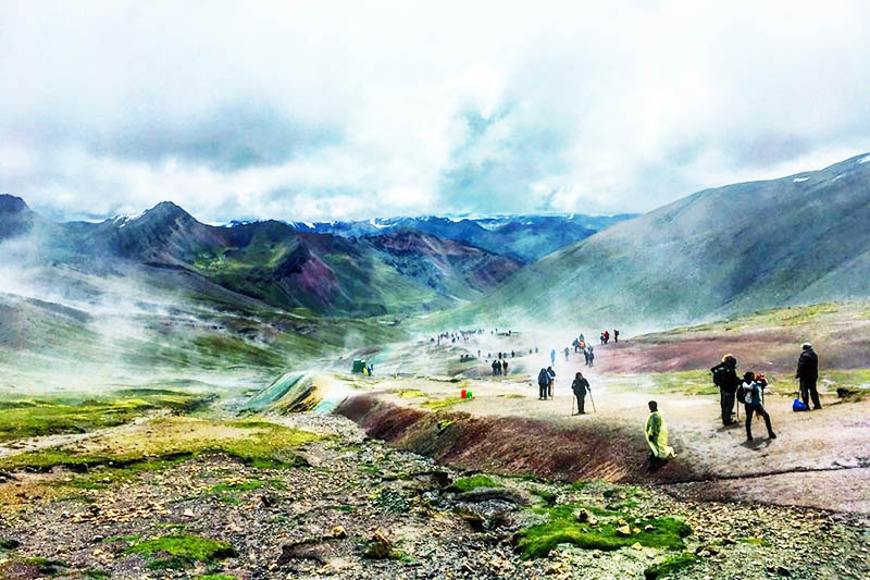  Voyageurs montant à la montagne des 7 couleurs