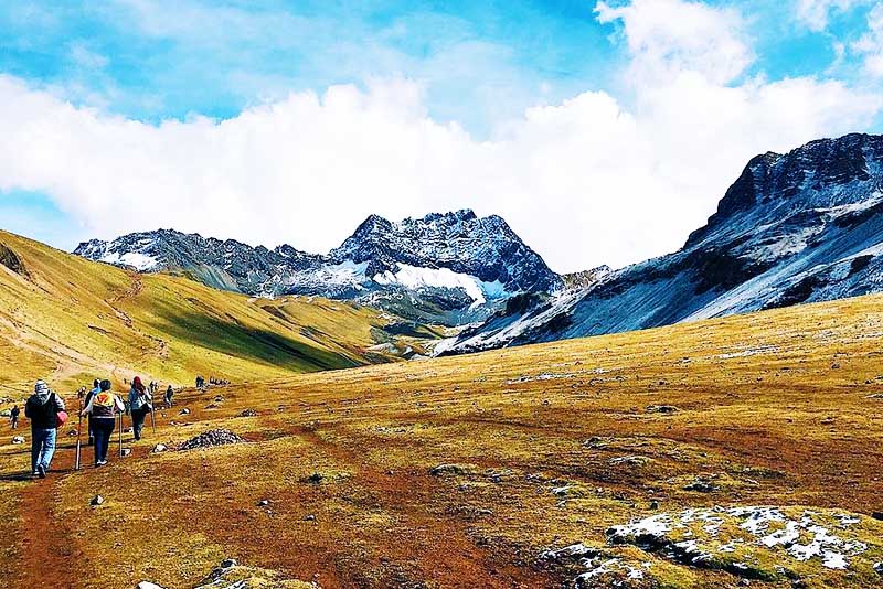 I turisti fanno la passeggiata verso la montagna dei 7 colori