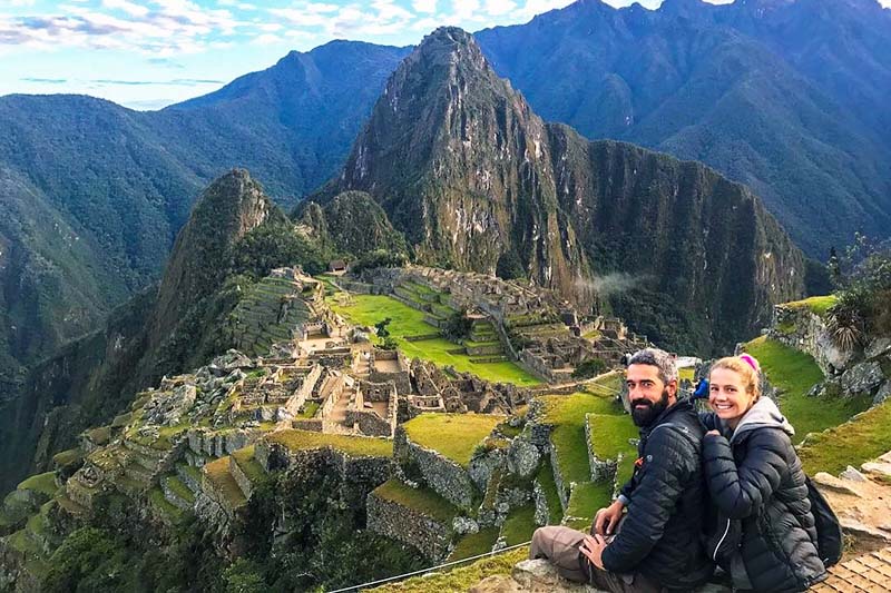 Turistas descansando em Machu Picchu