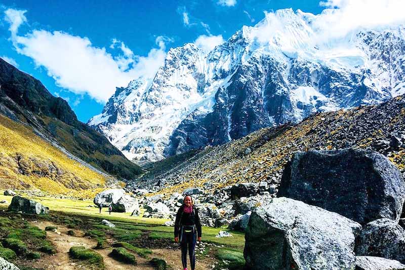 Vista de la montaña Salkantay junto a una turista