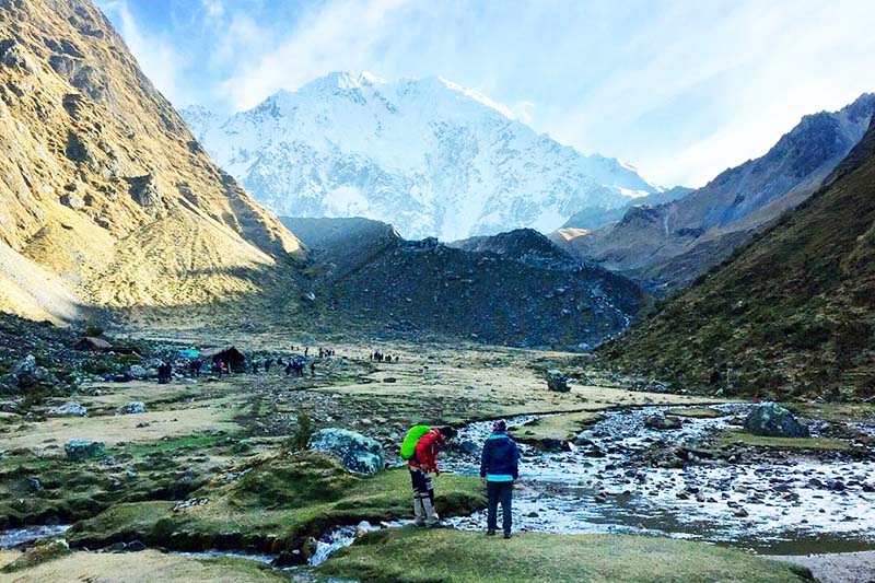 Turistas haciendo el trek Salkantay