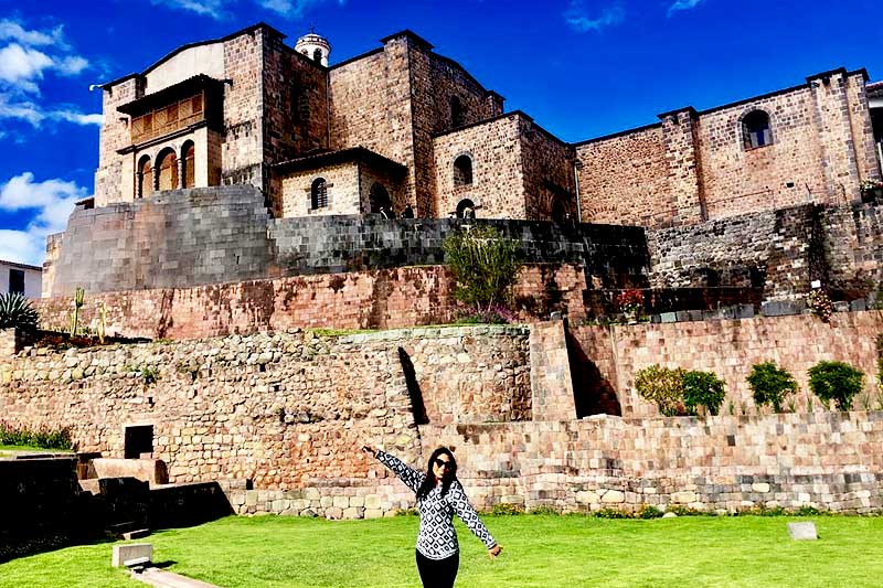 Turista junto al templo del Coricancha