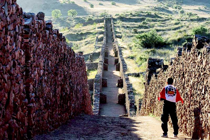 Turista en las calles de Piquillacta