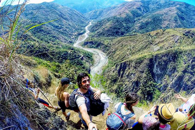 Turistas haciendo el Inca Jungle