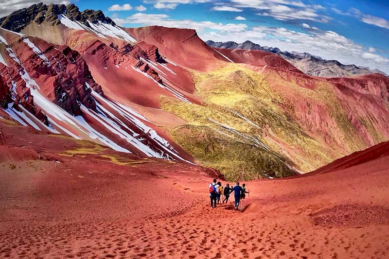 Turistas no vale vermelho de Pitumarca