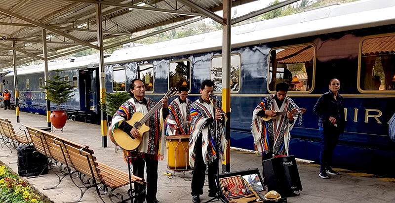 Musiker am Bahnhof von Poroy