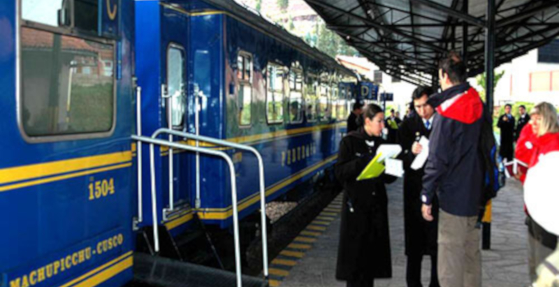 Musicos en la estación de trenes de Poroy