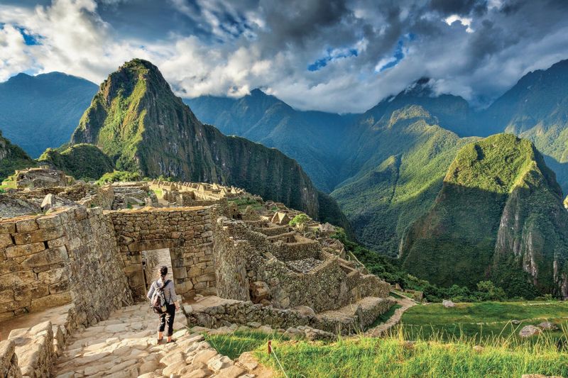 Turista stupito a Machu Picchu