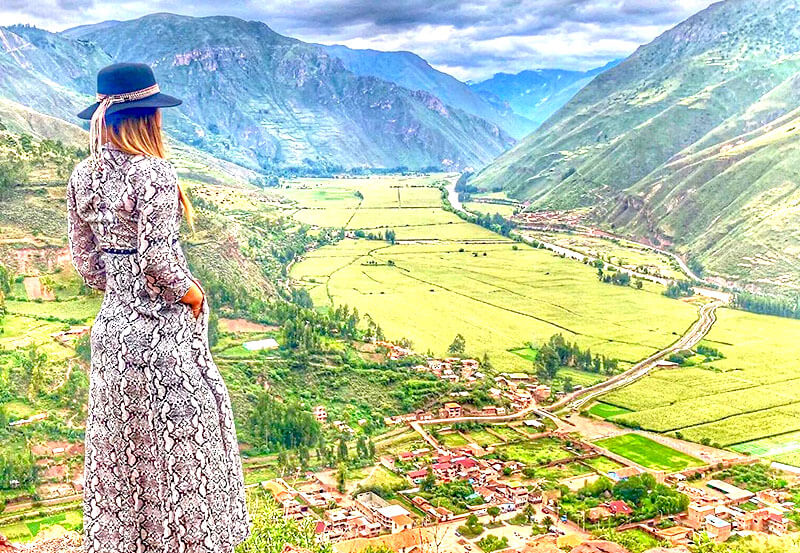 Turista en el Valle Sagrado de los Incas