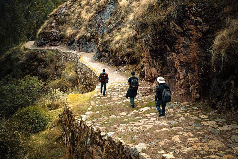 Turistas recorriendo el camino inca de Urquillos