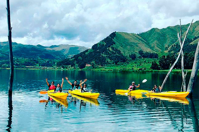 Turistas en kayak en la laguna de Piuray