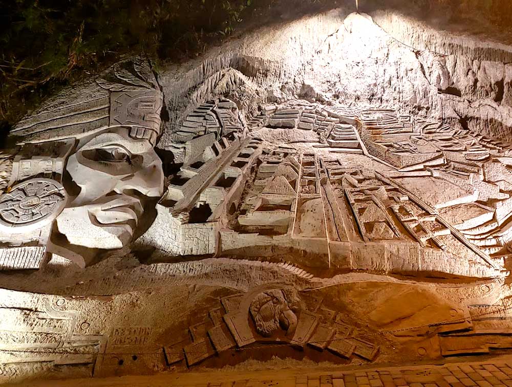 Sculptures Machu Picchu Pueblo