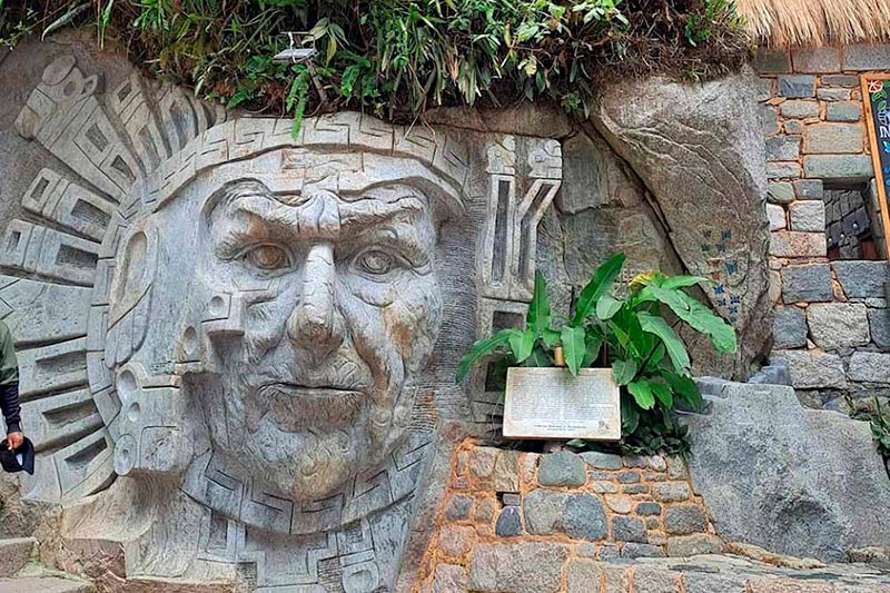 Esculturas na vila de Machu Picchu