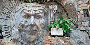 Las esculturas de piedra en Machu Picchu Pueblo