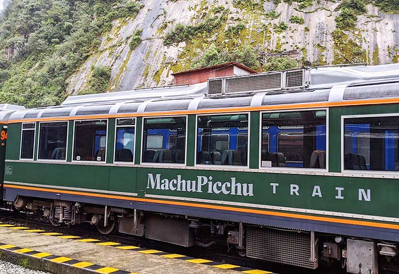 Trem para Machu Picchu saindo de Ollantaytambo