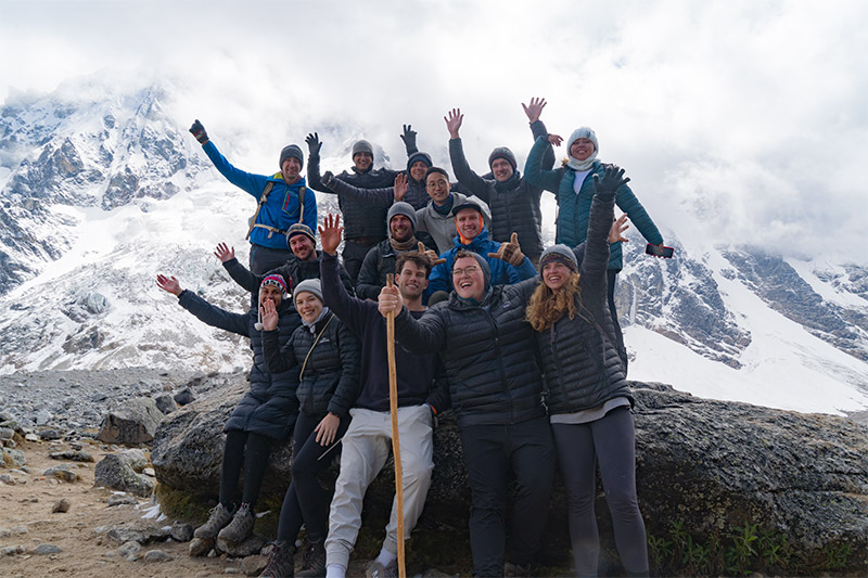 Foto grupal a las faldas del Nevado Salkantay