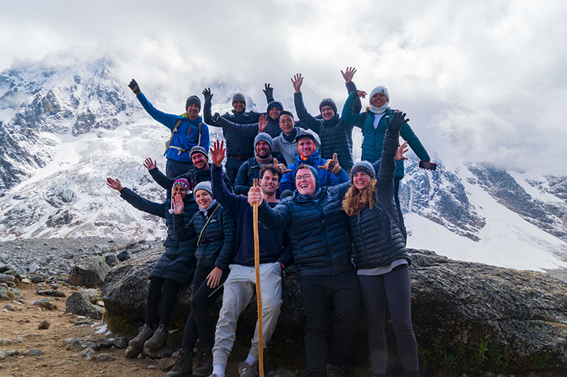 Estudiantes realizando el Salkantay Trek a Machu Picchu