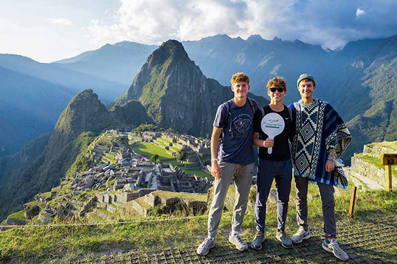 Amigos visitando a cidadela inca de Machu Picchu