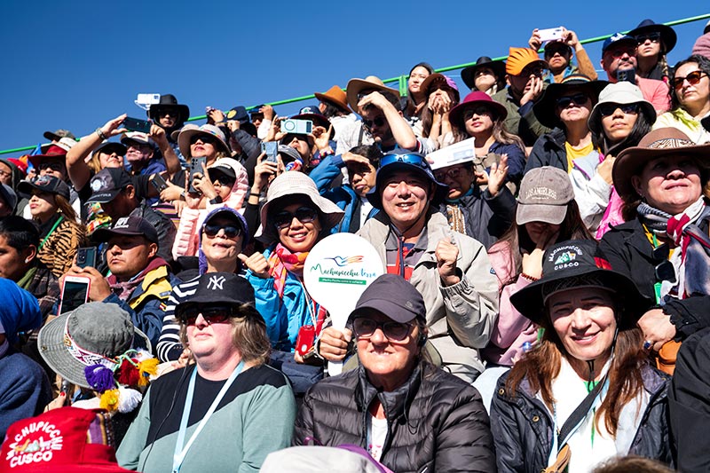 Turistas curtem o show Inti Raymi