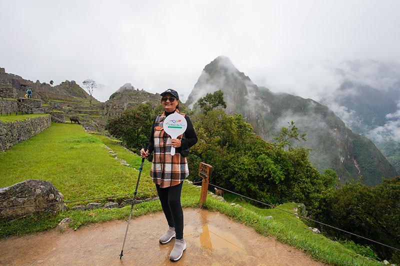 Turista na cidade inca de Machu Picchu