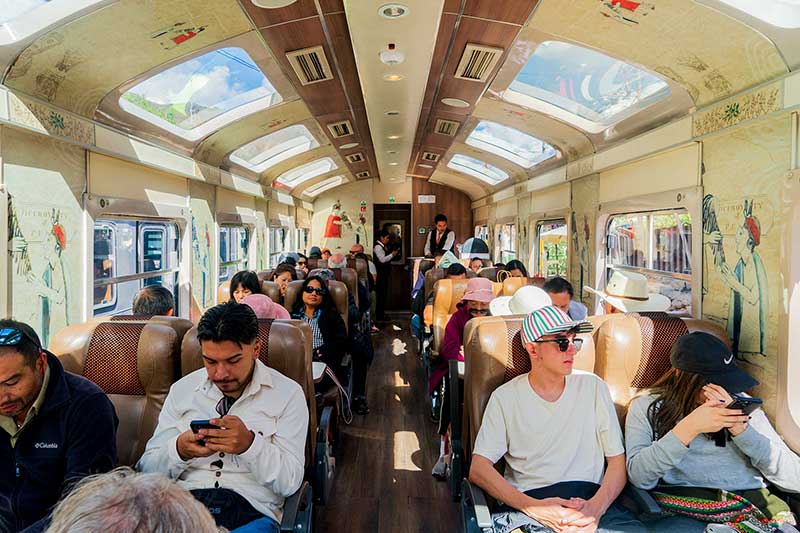 Vista del interior del tren PeruRail Expedition