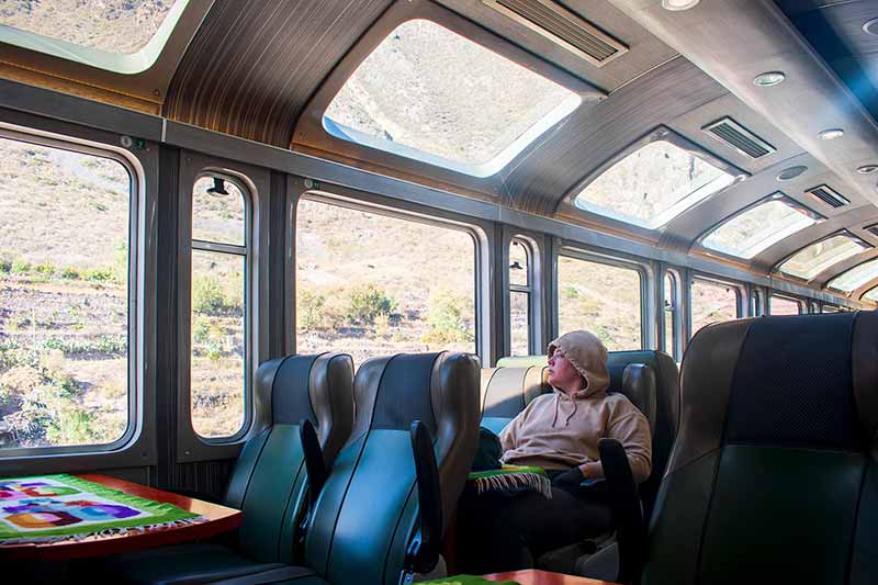 Turista observando el paisaje