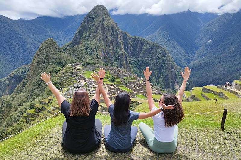 Amigos apreciando a incrível vista da Cidadela Inca