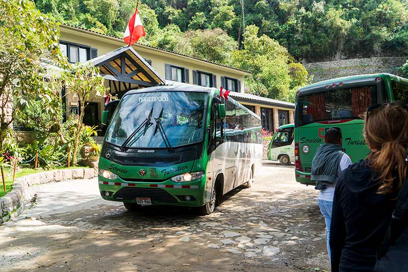 Bus Consetur camino a la Llaqta de Machu Picchu