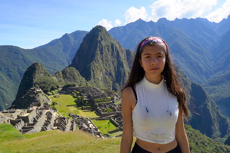 Estudante visitando a Maravilha do Mundo