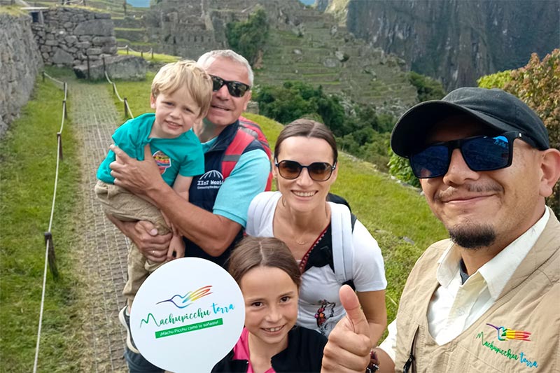 Família de turistas visitando a Maravilha do Mundo