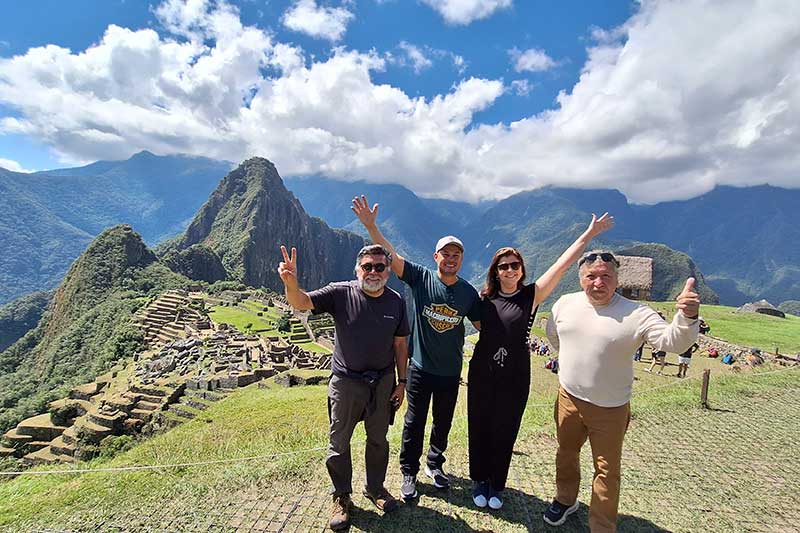 Turistas em um dia ensolarado em Machu Picchu