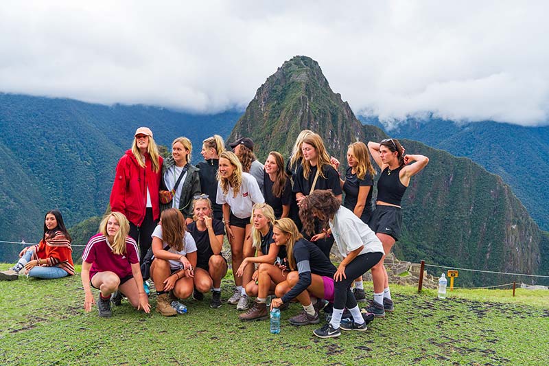 Jovens estudantes estrangeiros visitando Machu Picchu