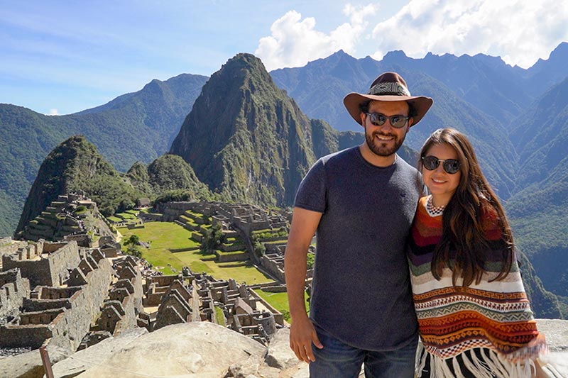 Pareja de turistas visitando Machu Picchu