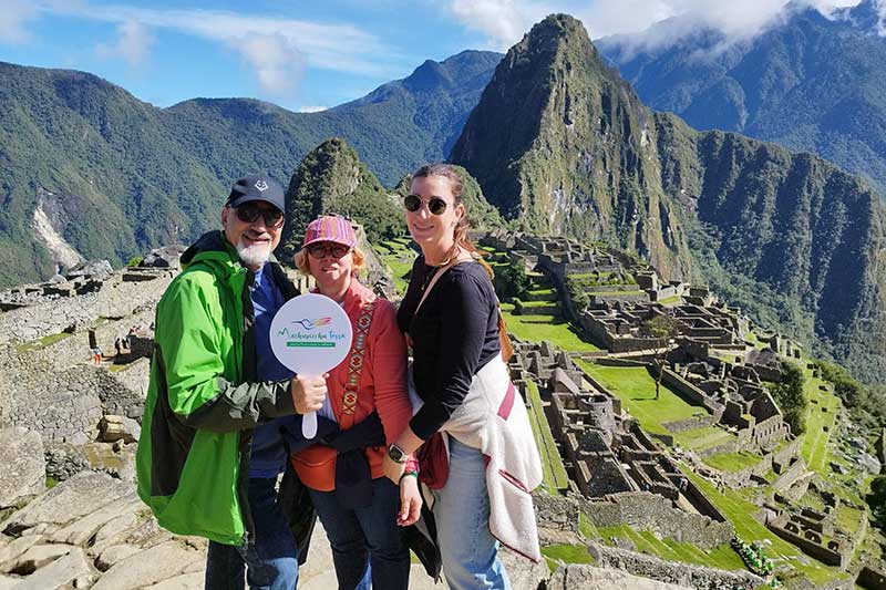 Turistas visitando a cidadela inca de Machu Picchu