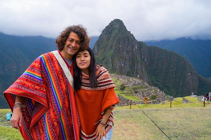 Foto clássica de um casal de turistas em Machu Picchu