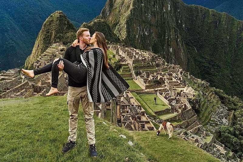 Casal de turistas em Machu Picchu