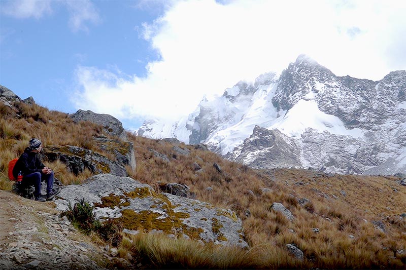 Turista observando el Nevado Salkantay