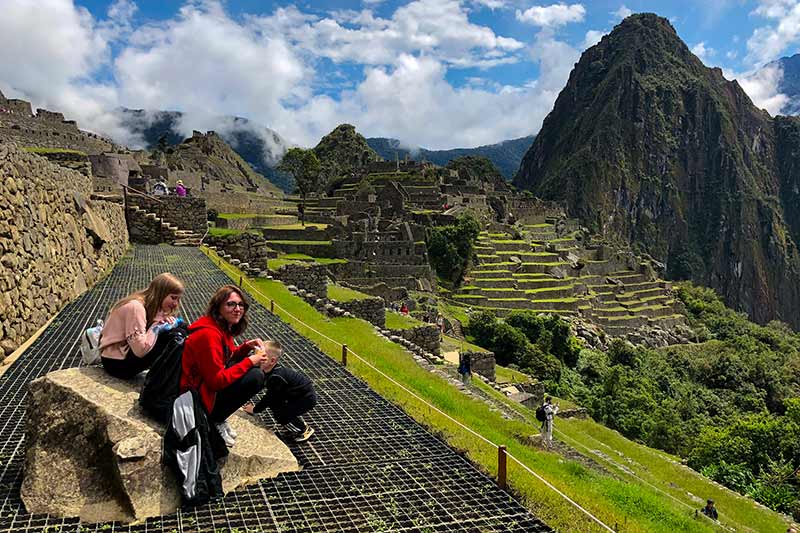 Familia de turistas en Machu Picchu